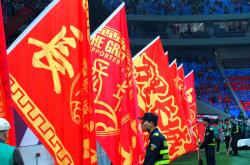 包含球队发起慈善比赛，吸引数万球迷参与的词条