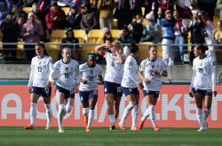 荷兰女足喜获胜利，士气高涨迎接下一场比赛