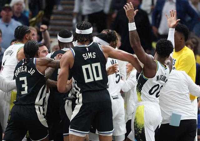 雄鹿队大胜对手,登顶东部排行榜 雄鹿队大胜对手,登顶东部排行榜