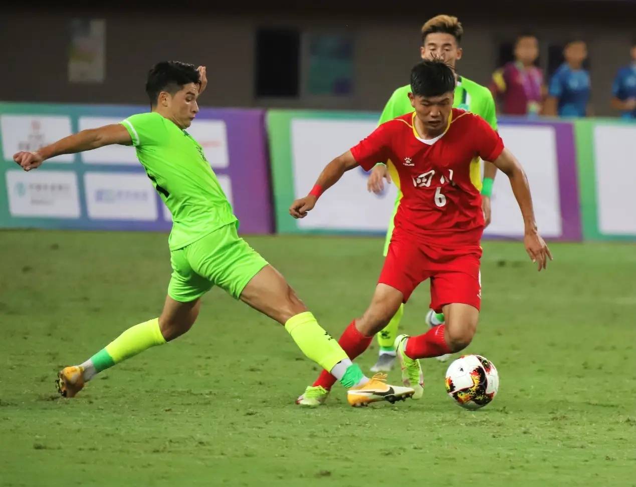 赛场上足球对决引人关注,球员风采十足 赛场上足球对决引人关注,球员风采十足